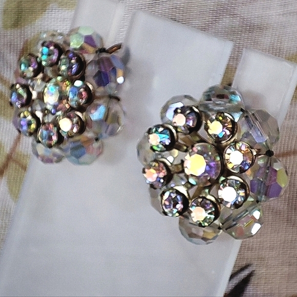 Aurora Borealis Round Vintage Crystal Unsigned Clip Earrings EUC - Picture 1 of 14
